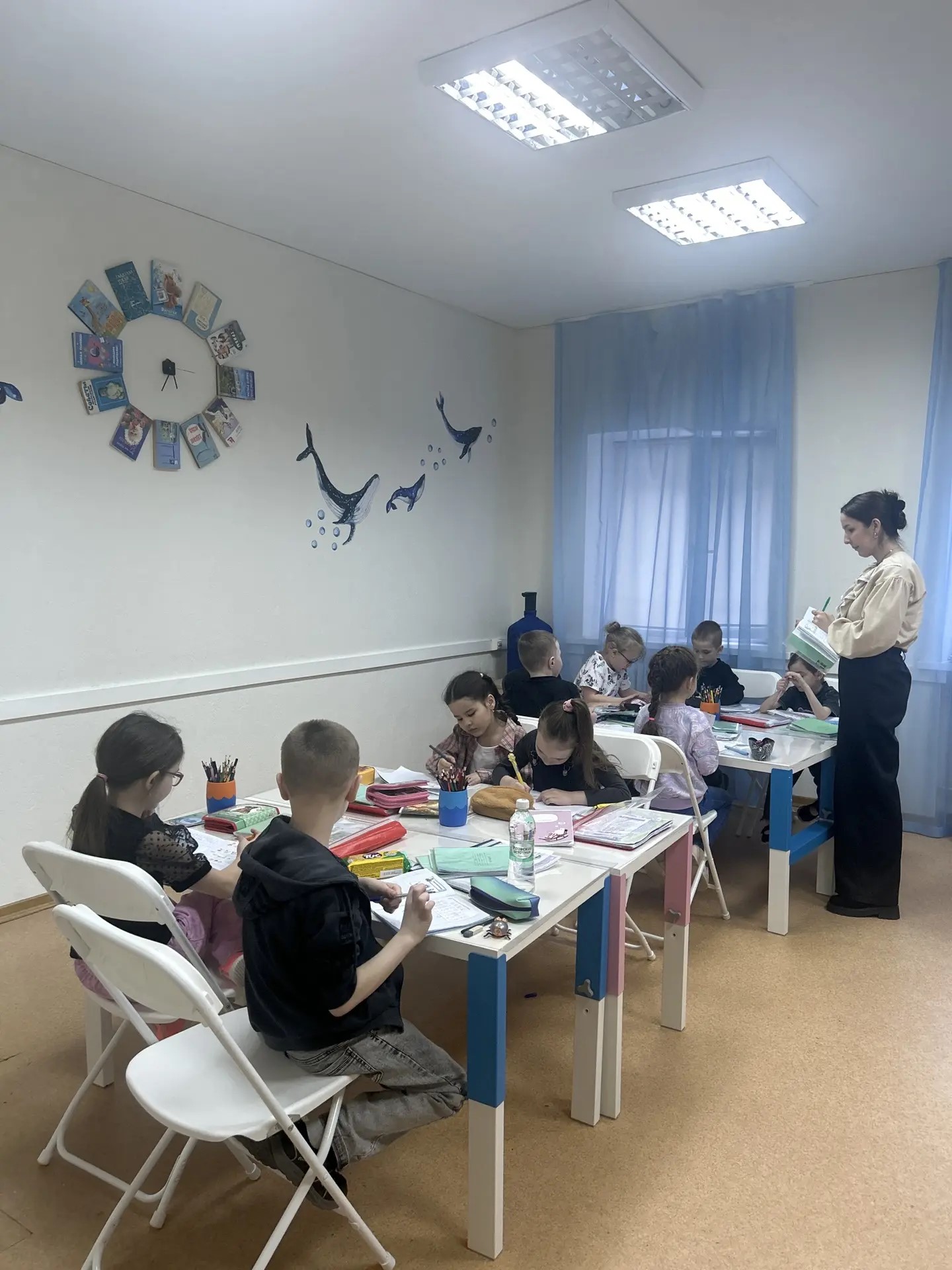 Дети занимаются за партами